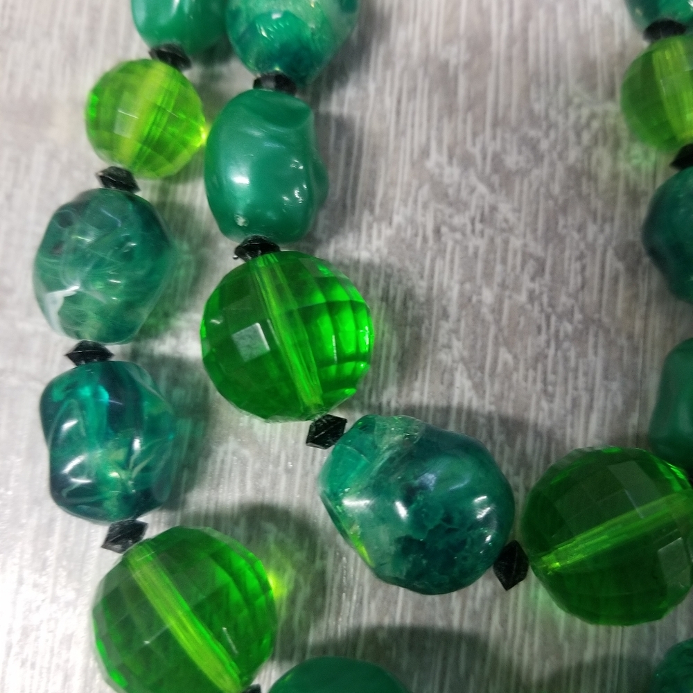 Vintage green plastic beaded choker necklace - Picture 6 of 7